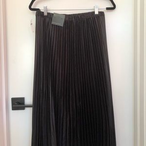 Banana republic skirt, never worn and with tags on!
